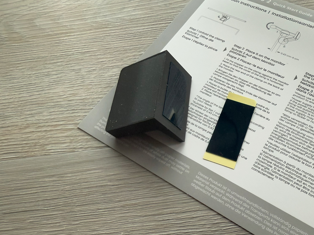 Webcam-Halterung zum Aufkleben.