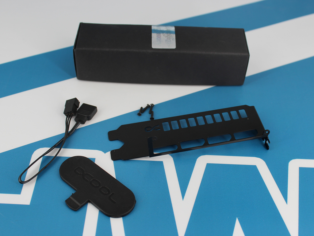 Ein alternatives Slot-Bracket liegt ebenfalls bei.