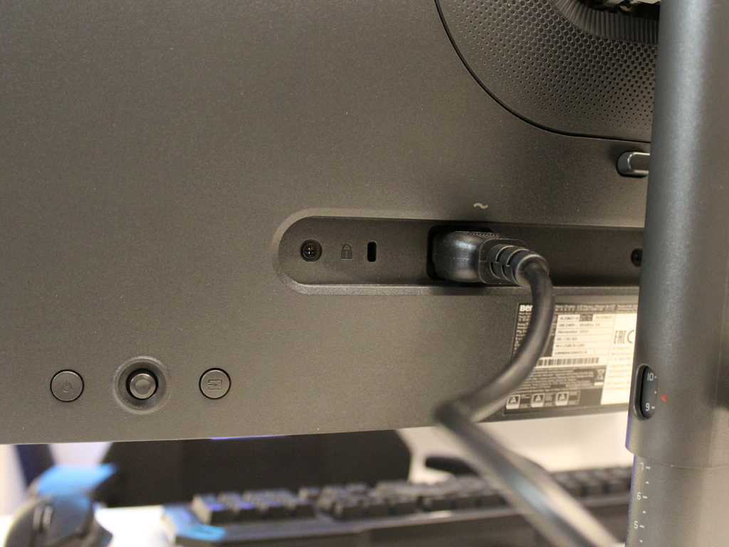 Der Monitor kann per Kensington-Lock gesichert werden.