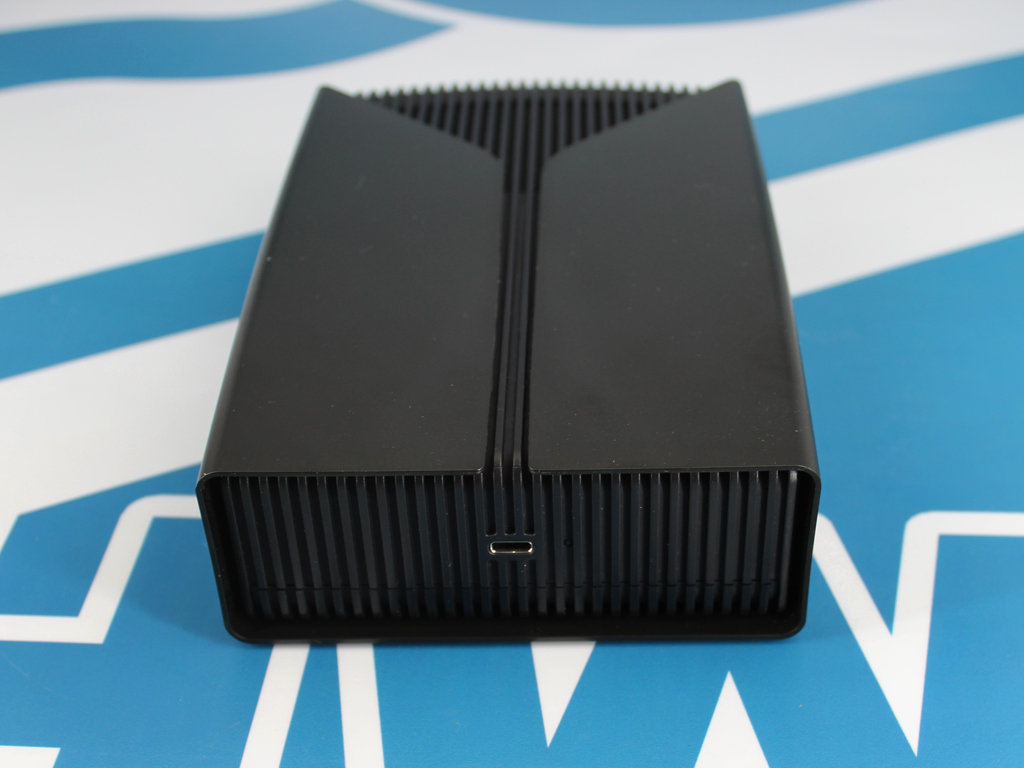 USB-C-Anschluss und Status-LED rückseitig.