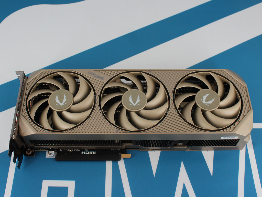 Der reinen Grafikkarte packt ZOTAC ein paar exklusive Beigaben hinzu.